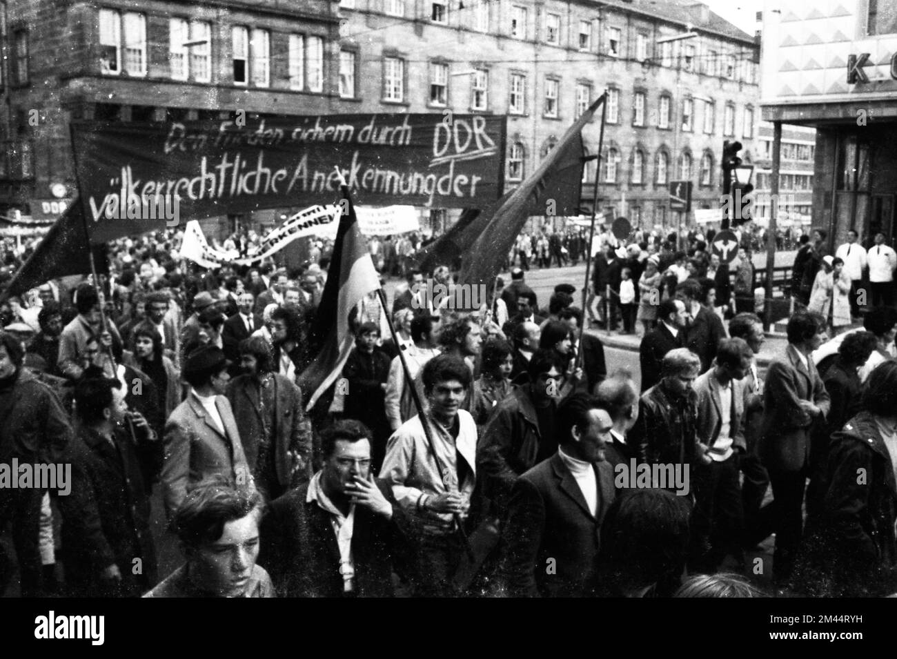 Das 2.. Treffen von Bundeskanzler Willy Brandt mit dem DDR-Abgeordneten Willi Stoph am 21. Mai 1971 in Kassel wurde von zahlreichen Erklärungen für und begleitet Stockfoto