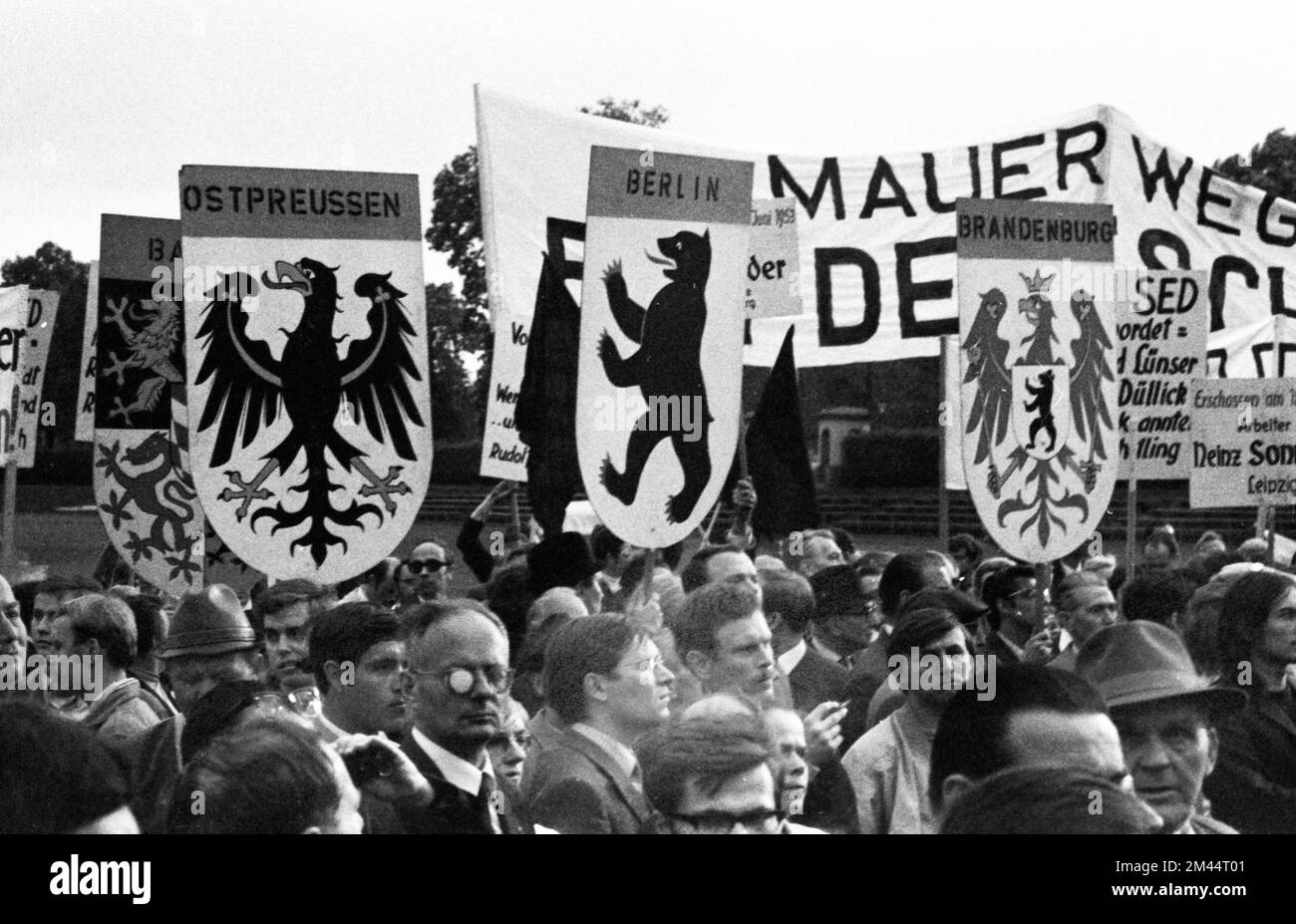 Das zweite Treffen von Bundeskanzler Willy Brandt mit dem DDR-Abgeordneten Willi Stoph am 21. Mai 1971 in Kassel wurde von zahlreichen begleitet Stockfoto
