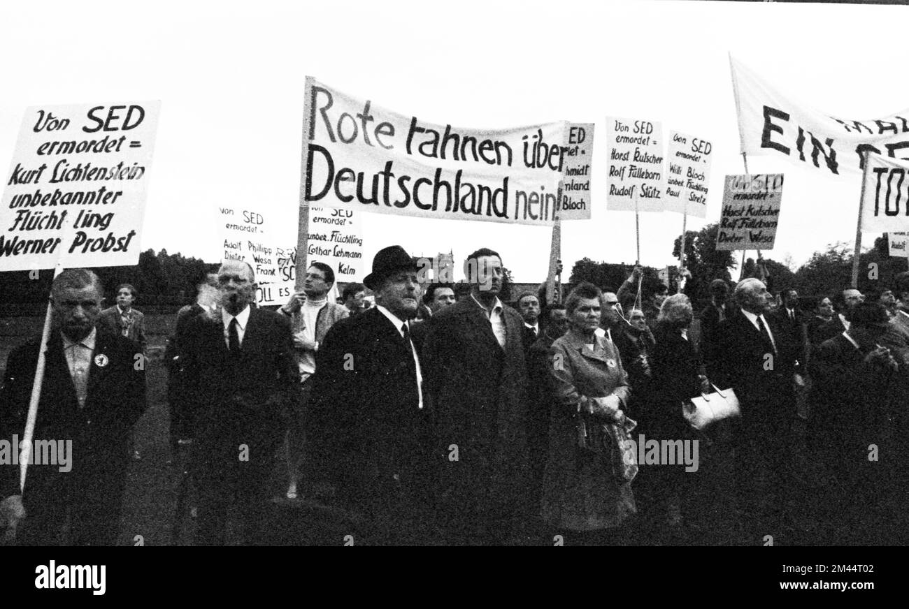 Das 2.. Treffen von Bundeskanzler Willy Brandt mit dem DDR-Abgeordneten Willi Stoph am 21. Mai 1971 in Kassel wurde von zahlreichen Erklärungen für und begleitet Stockfoto