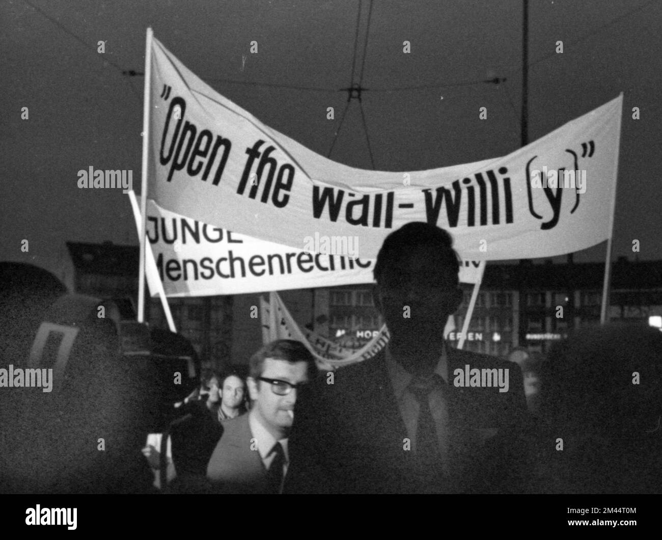 Das zweite Treffen von Bundeskanzler Willy Brandt mit dem DDR-Abgeordneten Willi Stoph am 21. Mai 1971 in Kassel wurde von zahlreichen begleitet Stockfoto