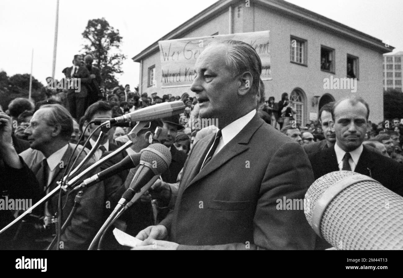 Das zweite Treffen von Bundeskanzler Willy Brandt mit dem DDR-Abgeordneten Willi Stoph am 21. Mai 1971 in Kassel wurde von zahlreichen begleitet Stockfoto