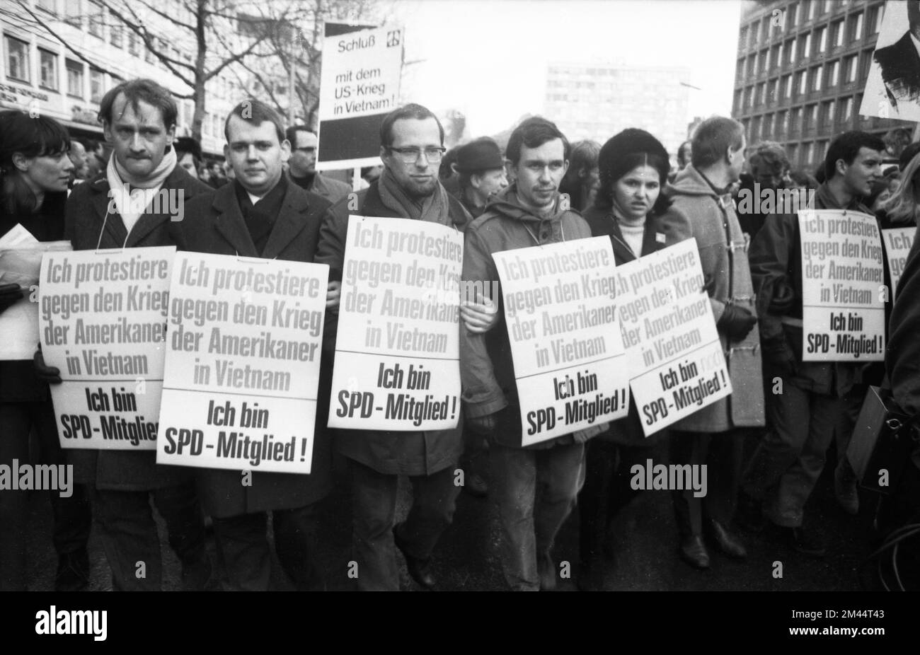 Der 1968. Internationale Vietnamkongress und die anschließende Demonstration durch Studenten der Technischen Universität Berlin und 44 weiterer Länder Stockfoto Der 1968. Internationale Vietnamkongress und die anschließende Demonstration durch Studenten der Technischen Universität Berlin und 44 weiterer Länder Stockfoto