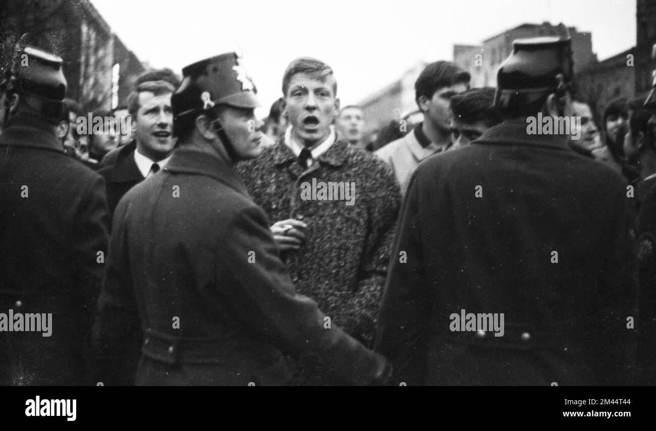 Der 1968. Internationale Vietnamkongress und die anschließende Demonstration durch Studenten der Technischen Universität Berlin und 44 weiterer Länder Stockfoto Der 1968. Internationale Vietnamkongress und die anschließende Demonstration durch Studenten der Technischen Universität Berlin und 44 weiterer Länder Stockfoto