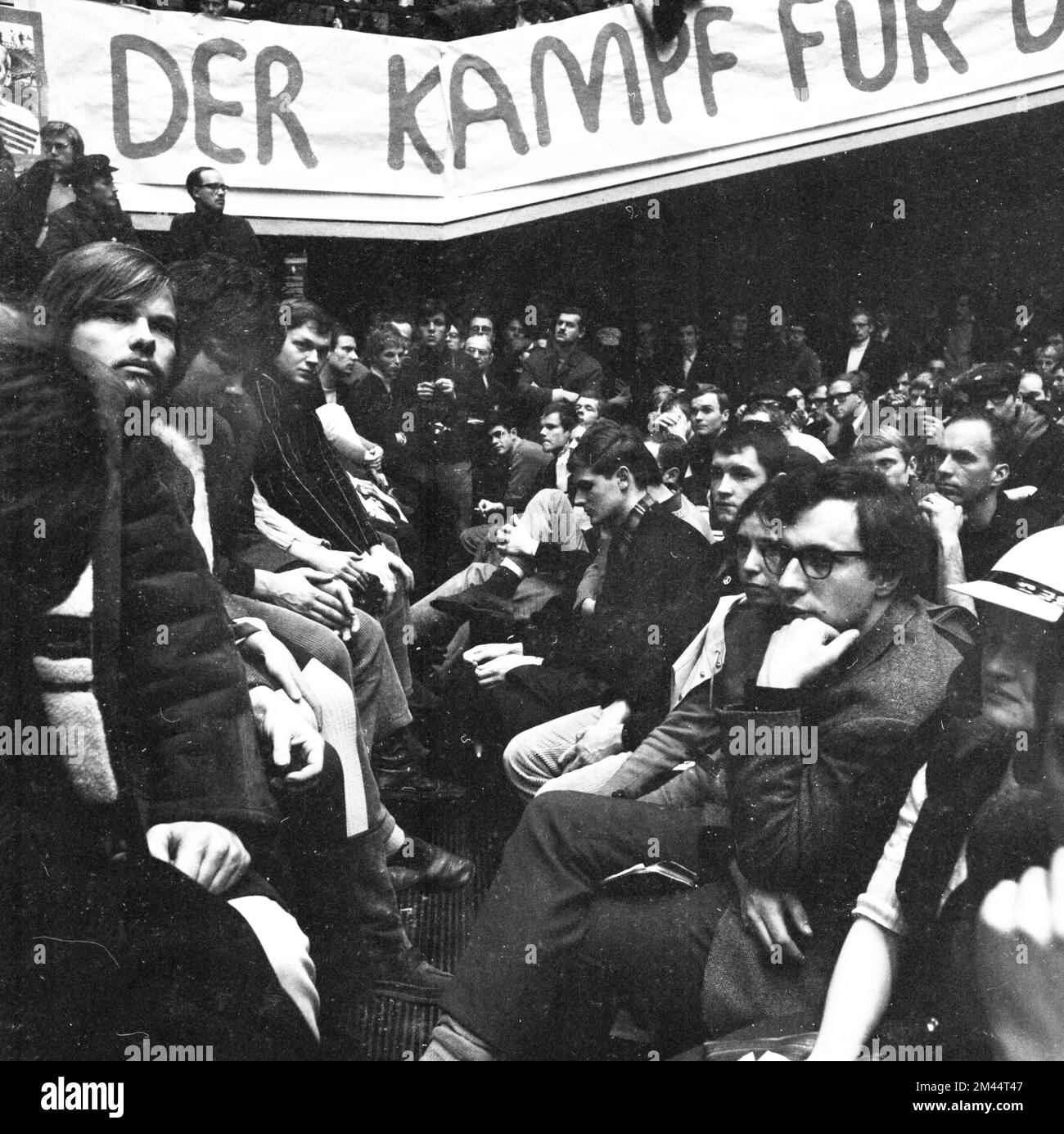 Der 1968. Internationale Vietnamkongress und die anschließende Demonstration durch Studenten der Technischen Universität Berlin und 44 weiterer Länder Stockfoto Der 1968. Internationale Vietnamkongress und die anschließende Demonstration durch Studenten der Technischen Universität Berlin und 44 weiterer Länder Stockfoto
