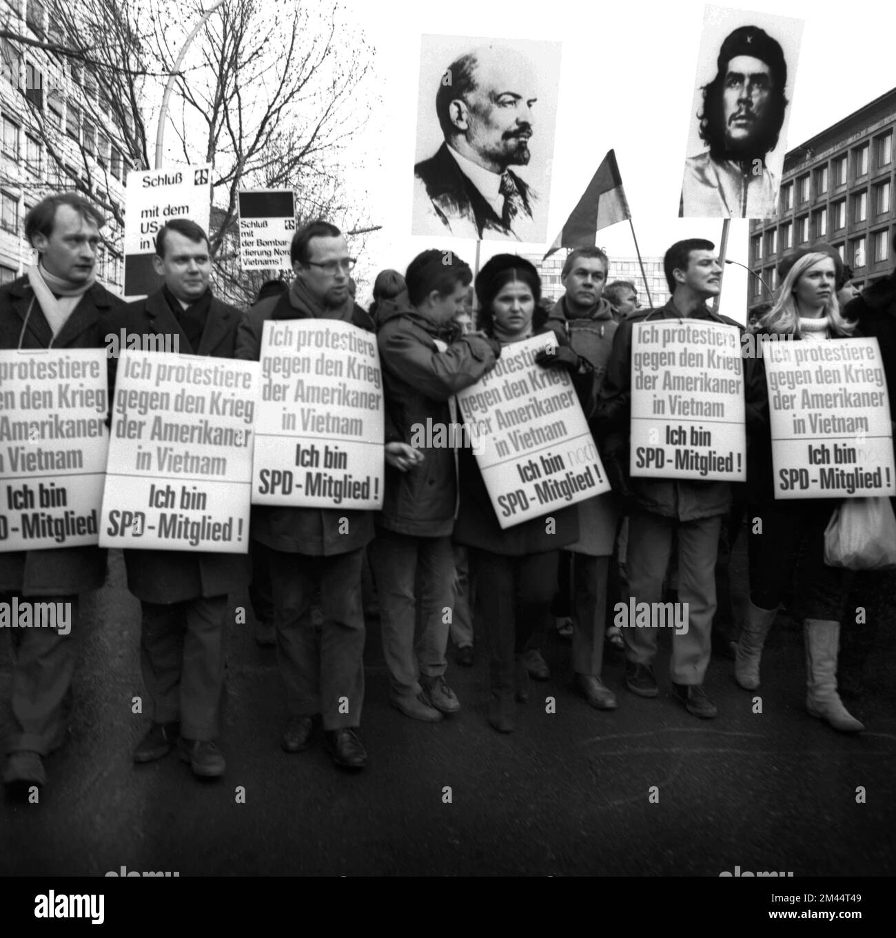 Der 1968. Internationale Vietnamkongress und die anschließende Demonstration durch Studenten der Technischen Universität Berlin und 44 weiterer Länder Stockfoto Der 1968. Internationale Vietnamkongress und die anschließende Demonstration durch Studenten der Technischen Universität Berlin und 44 weiterer Länder Stockfoto