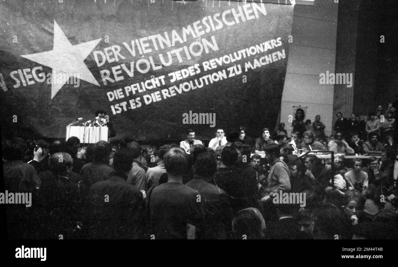 Der 1968. Internationale Vietnamkongress und die anschließende Demonstration durch Studenten der Technischen Universität Berlin und 44 weiterer Länder Stockfoto Der 1968. Internationale Vietnamkongress und die anschließende Demonstration durch Studenten der Technischen Universität Berlin und 44 weiterer Länder Stockfoto