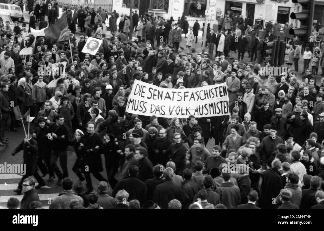 Der 1968. Internationale Vietnamkongress und die anschließende Demonstration durch Studenten der Technischen Universität Berlin und 44 weiterer Länder Stockfoto Der 1968. Internationale Vietnamkongress und die anschließende Demonstration durch Studenten der Technischen Universität Berlin und 44 weiterer Länder Stockfoto