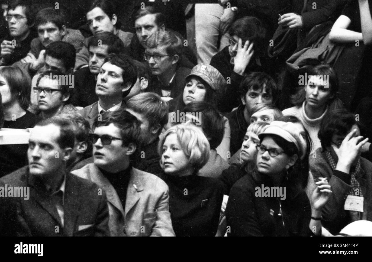 Der 1968. Internationale Vietnamkongress und die anschließende Demonstration durch Studenten der Technischen Universität Berlin und 44 weiterer Länder Stockfoto Der 1968. Internationale Vietnamkongress und die anschließende Demonstration durch Studenten der Technischen Universität Berlin und 44 weiterer Länder Stockfoto