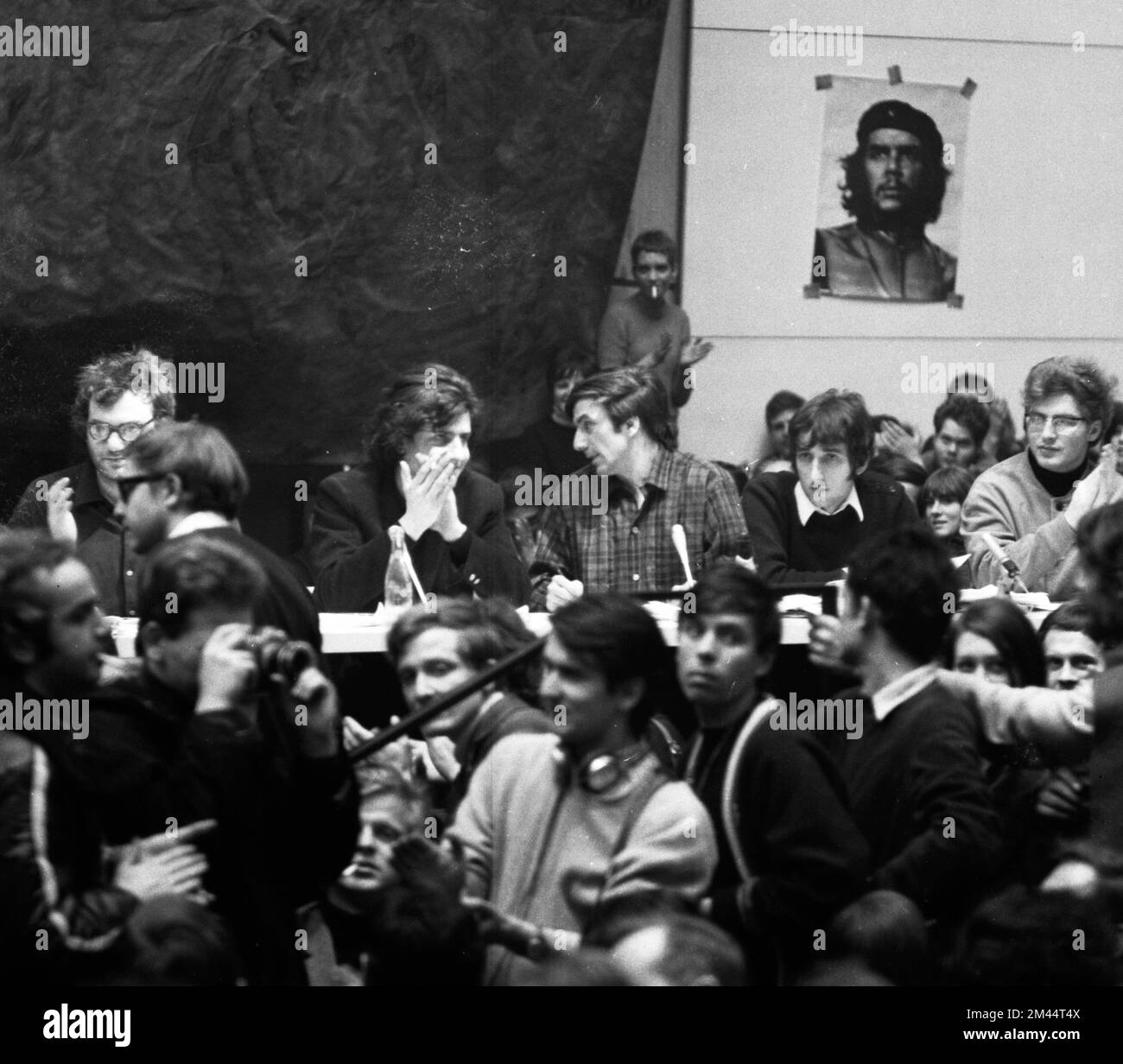 Der 1968. Internationale Vietnamkongress und die anschließende Demonstration durch Studenten der Technischen Universität Berlin und 44 weiterer Länder Stockfoto Der 1968. Internationale Vietnamkongress und die anschließende Demonstration durch Studenten der Technischen Universität Berlin und 44 weiterer Länder Stockfoto