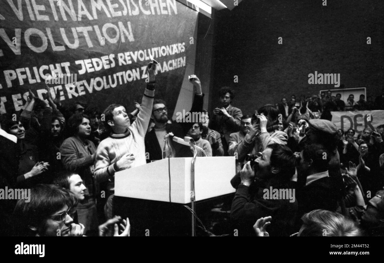 Der 1968. Internationale Vietnamkongress und die anschließende Demonstration durch Studenten der Technischen Universität Berlin und 44 weiterer Länder Stockfoto Der 1968. Internationale Vietnamkongress und die anschließende Demonstration durch Studenten der Technischen Universität Berlin und 44 weiterer Länder Stockfoto