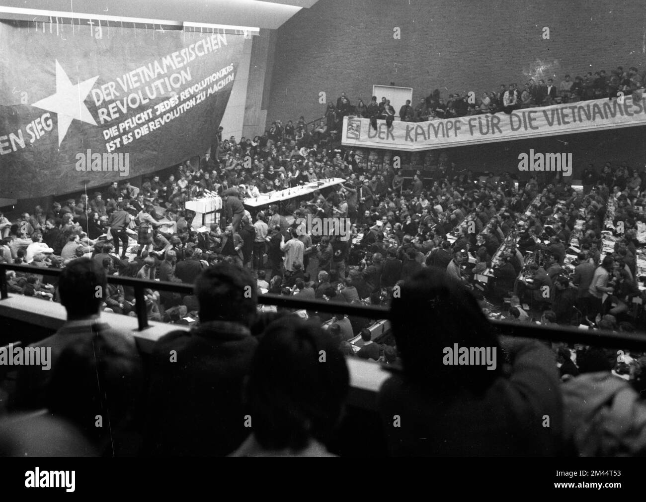 Der 1968. Internationale Vietnamkongress und die anschließende Demonstration durch Studenten der Technischen Universität Berlin und 44 weiterer Länder Stockfoto Der 1968. Internationale Vietnamkongress und die anschließende Demonstration durch Studenten der Technischen Universität Berlin und 44 weiterer Länder Stockfoto