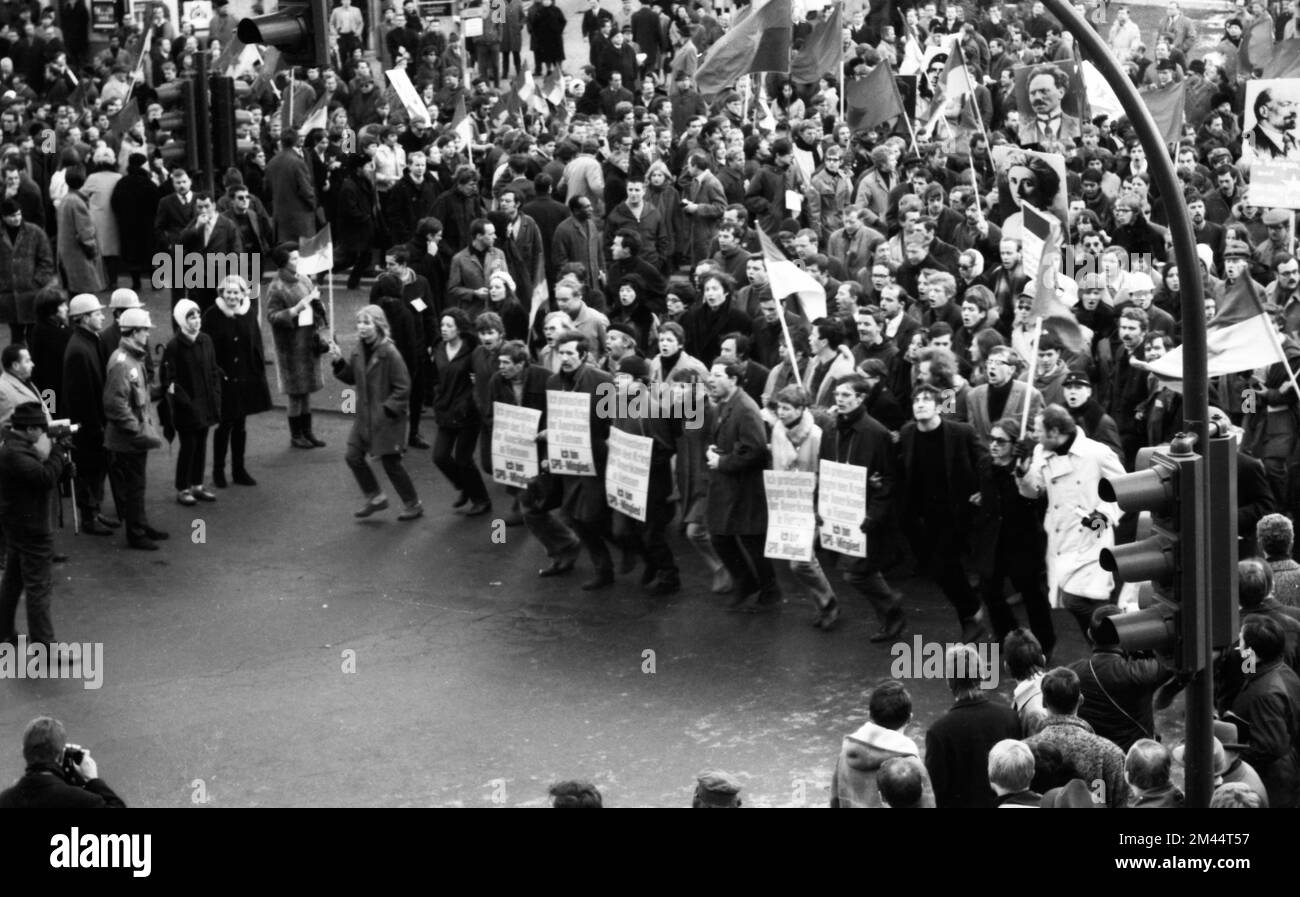 Der 1968. Internationale Vietnamkongress und die anschließende Demonstration durch Studenten der Technischen Universität Berlin und 44 weiterer Länder Stockfoto Der 1968. Internationale Vietnamkongress und die anschließende Demonstration durch Studenten der Technischen Universität Berlin und 44 weiterer Länder Stockfoto