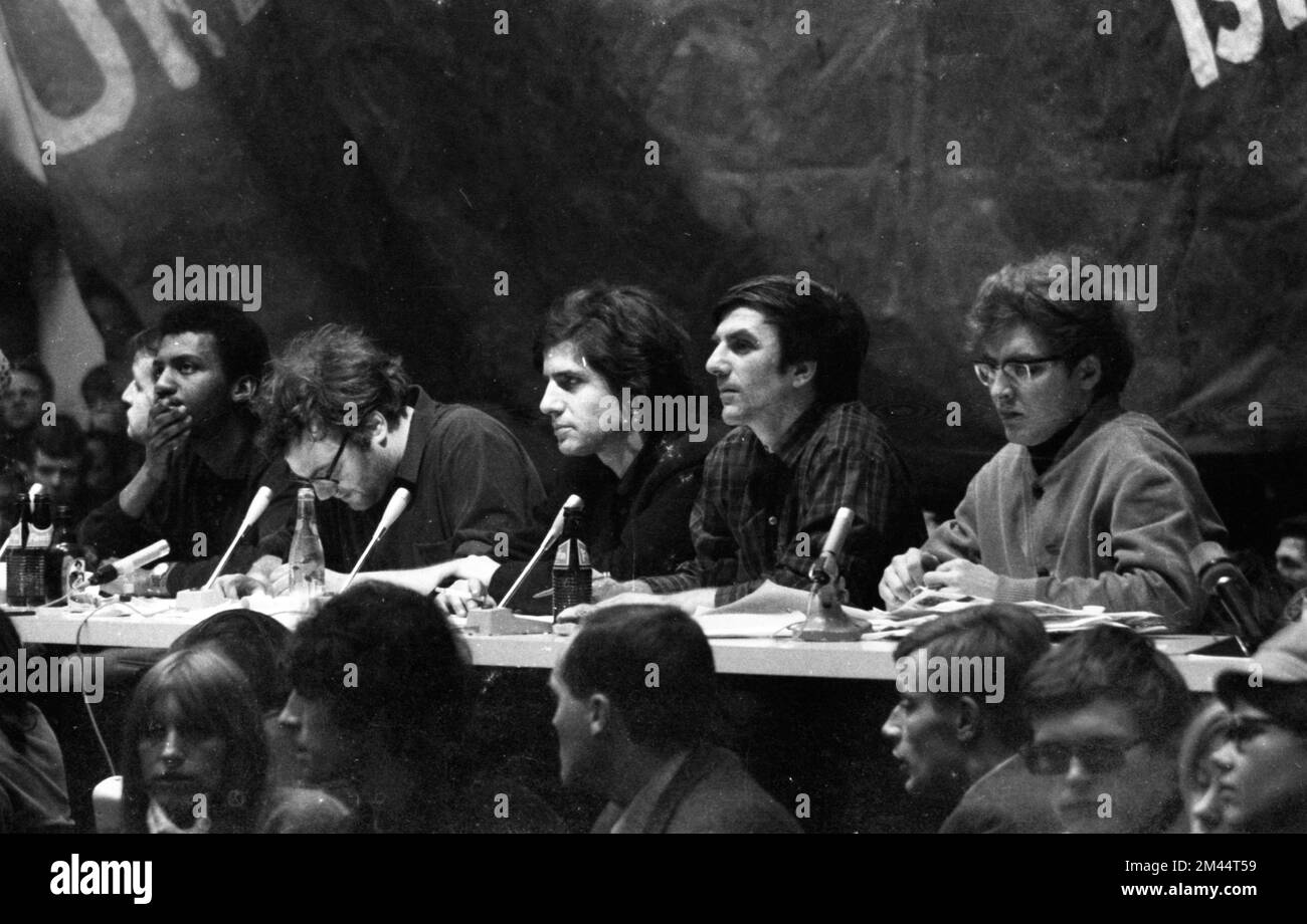 Der 1968. Internationale Vietnamkongress und die anschließende Demonstration durch Studenten der Technischen Universität Berlin und 44 weiterer Länder Stockfoto Der 1968. Internationale Vietnamkongress und die anschließende Demonstration durch Studenten der Technischen Universität Berlin und 44 weiterer Länder Stockfoto