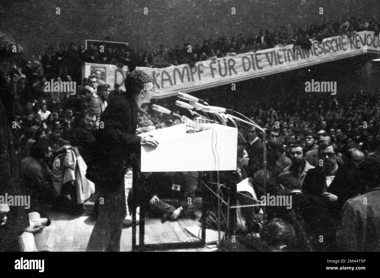 Der 1968. Internationale Vietnamkongress und die anschließende Demonstration durch Studenten der Technischen Universität Berlin und aus 44 Ländern waren Stockfoto