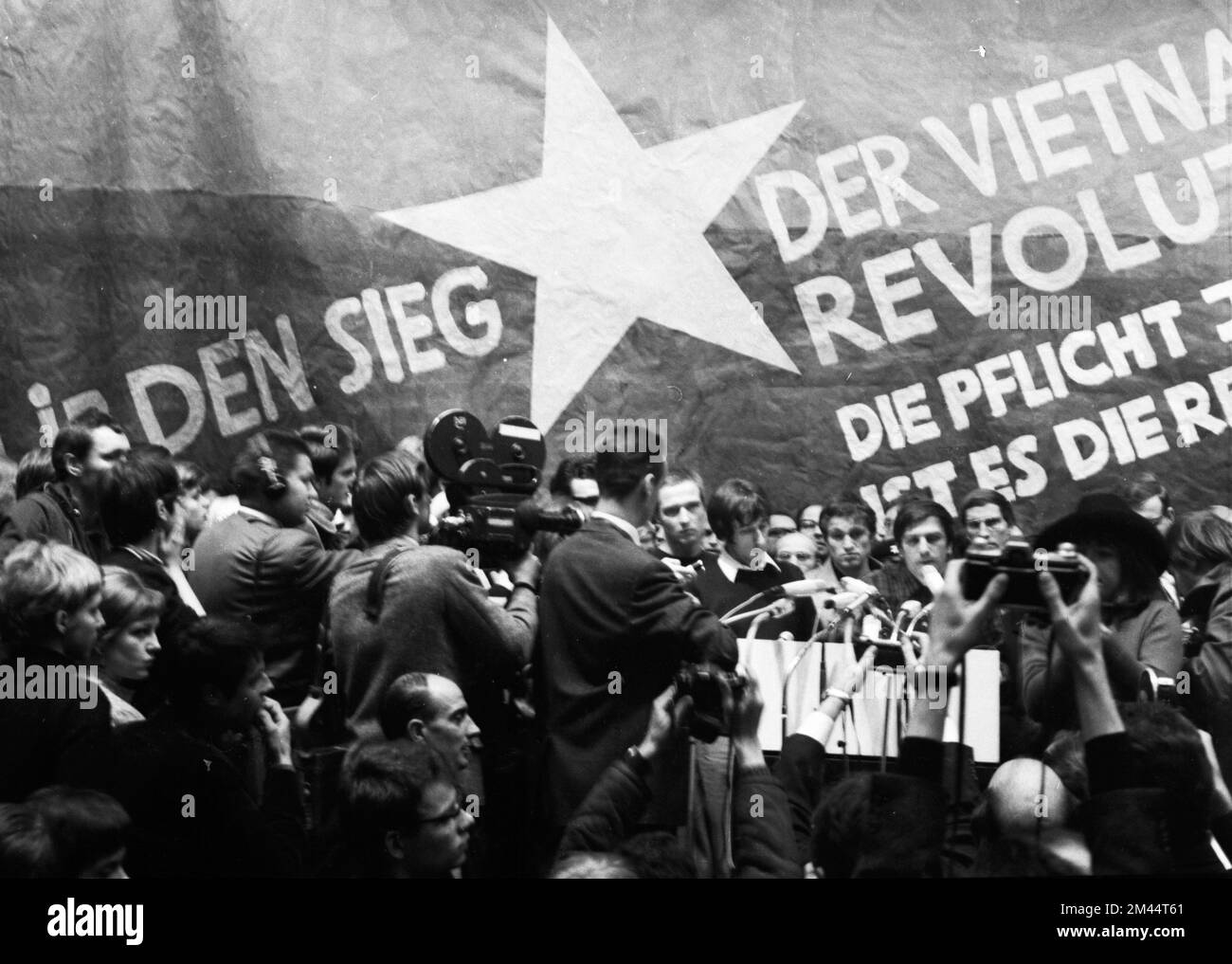 Der 1968. Internationale Vietnamkongress und die anschließende Demonstration durch Studenten der Technischen Universität Berlin und 44 weiterer Länder Stockfoto Der 1968. Internationale Vietnamkongress und die anschließende Demonstration durch Studenten der Technischen Universität Berlin und 44 weiterer Länder Stockfoto