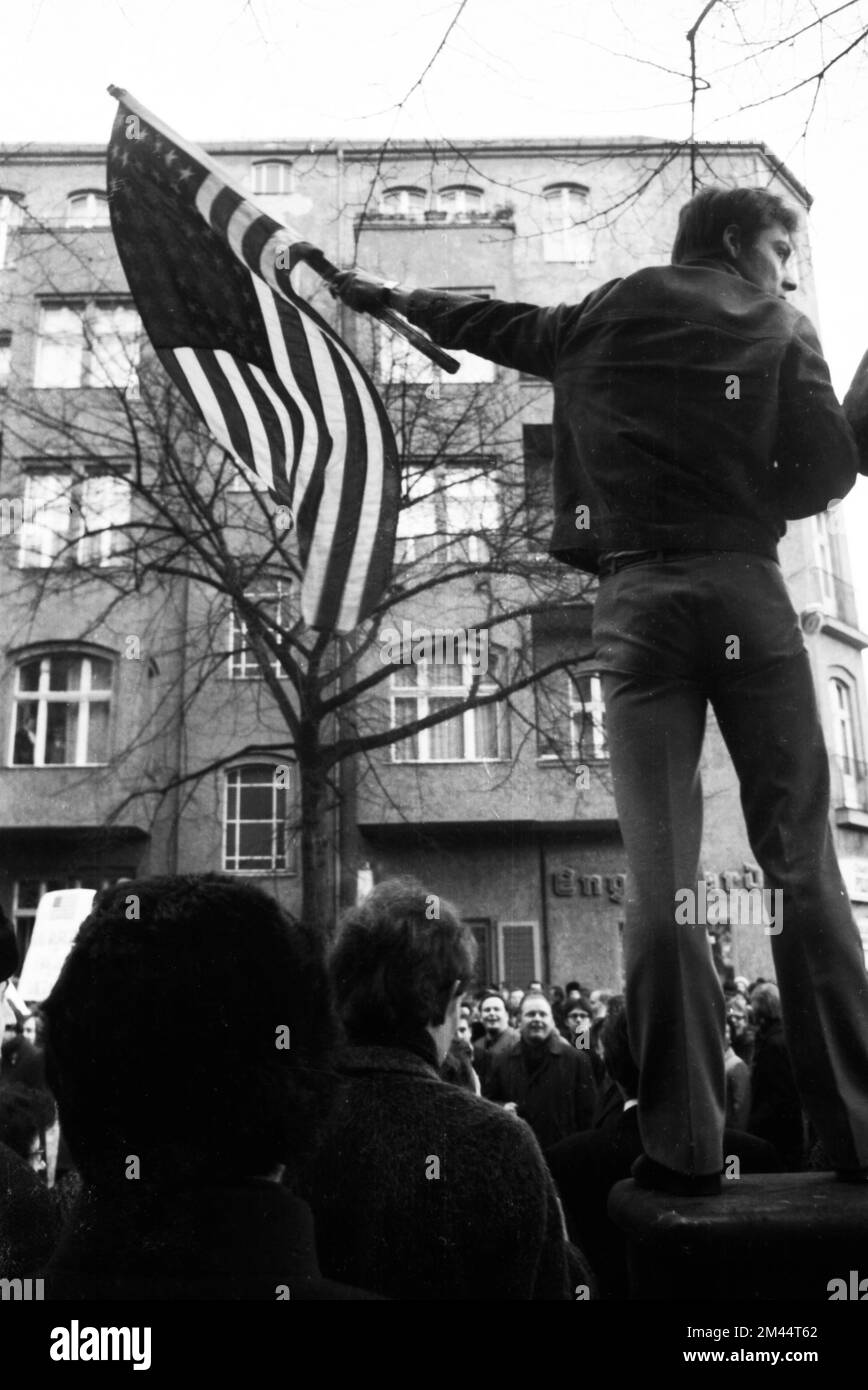 Der 1968. Internationale Vietnamkongress und die anschließende Demonstration durch Studenten der Technischen Universität Berlin und 44 weiterer Länder Stockfoto Der 1968. Internationale Vietnamkongress und die anschließende Demonstration durch Studenten der Technischen Universität Berlin und 44 weiterer Länder Stockfoto