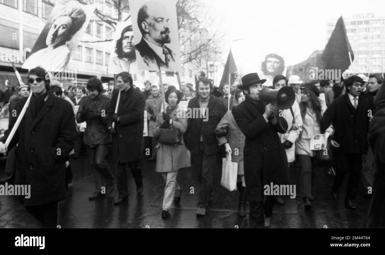 Der 1968. Internationale Vietnamkongress und die anschließende Demonstration durch Studenten der Technischen Universität Berlin und 44 weiterer Länder Stockfoto Der 1968. Internationale Vietnamkongress und die anschließende Demonstration durch Studenten der Technischen Universität Berlin und 44 weiterer Länder Stockfoto