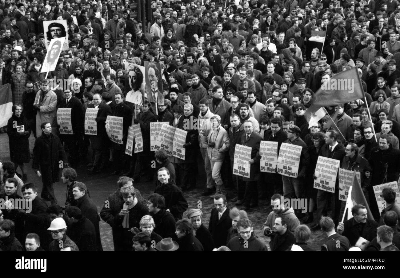 Der 1968. Internationale Vietnamkongress und die anschließende Demonstration durch Studenten der Technischen Universität Berlin und 44 weiterer Länder Stockfoto Der 1968. Internationale Vietnamkongress und die anschließende Demonstration durch Studenten der Technischen Universität Berlin und 44 weiterer Länder Stockfoto