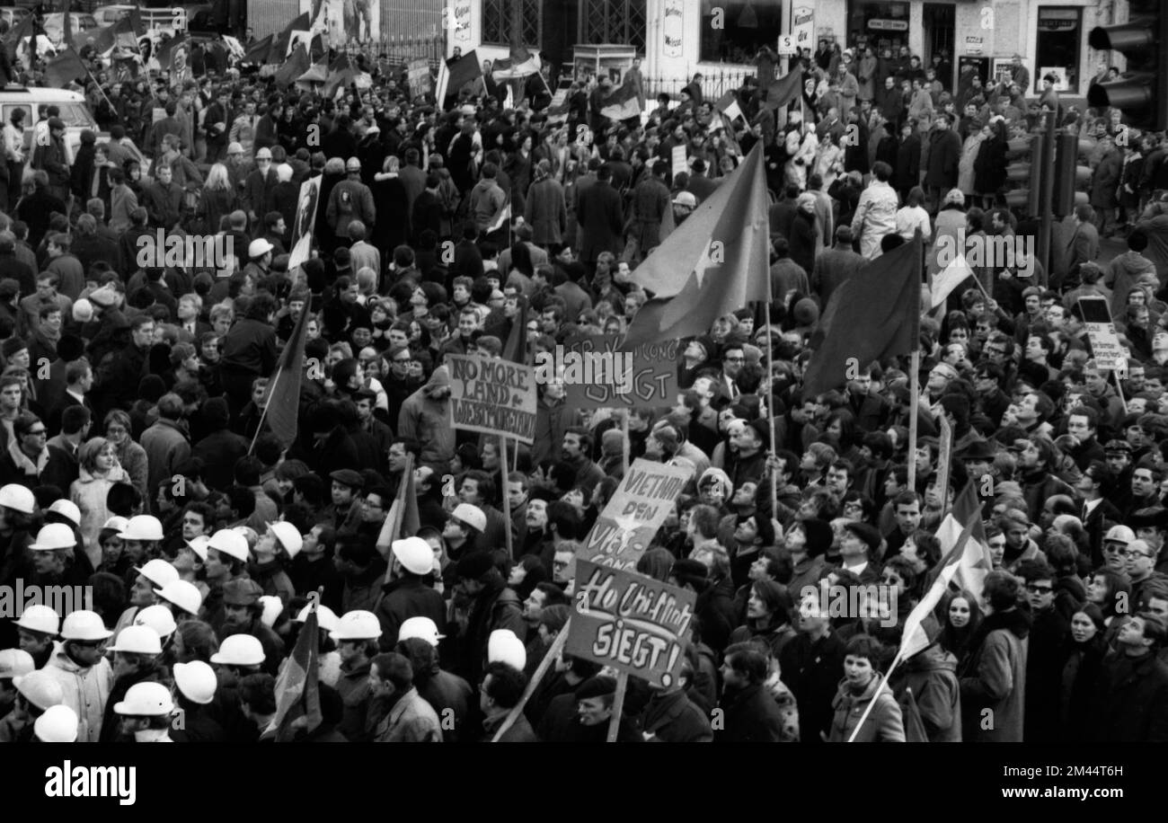 Der 1968. Internationale Vietnamkongress und die anschließende Demonstration durch Studenten der Technischen Universität Berlin und 44 weiterer Länder Stockfoto Der 1968. Internationale Vietnamkongress und die anschließende Demonstration durch Studenten der Technischen Universität Berlin und 44 weiterer Länder Stockfoto