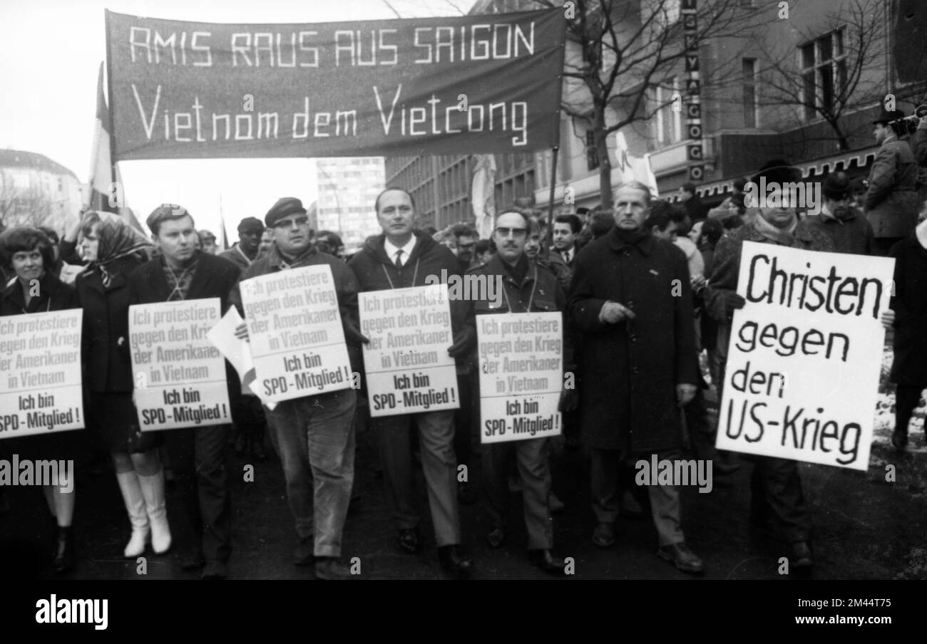 Der 1968. Internationale Vietnamkongress und die anschließende Demonstration durch Studenten der Technischen Universität Berlin und 44 weiterer Länder Stockfoto Der 1968. Internationale Vietnamkongress und die anschließende Demonstration durch Studenten der Technischen Universität Berlin und 44 weiterer Länder Stockfoto