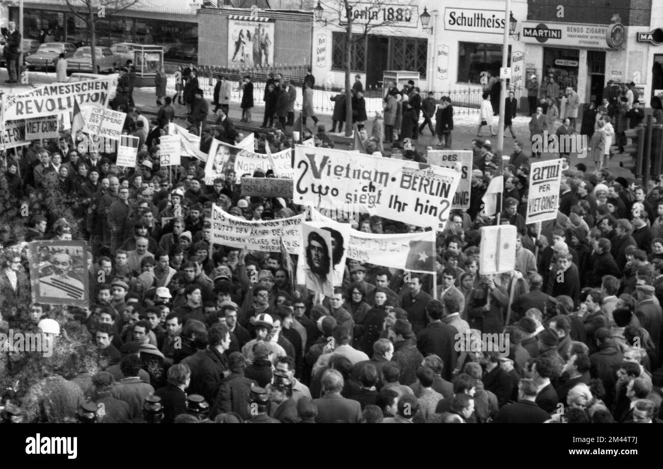 Der 1968. Internationale Vietnamkongress und die anschließende Demonstration durch Studenten der Technischen Universität Berlin und 44 weiterer Länder Stockfoto Der 1968. Internationale Vietnamkongress und die anschließende Demonstration durch Studenten der Technischen Universität Berlin und 44 weiterer Länder Stockfoto