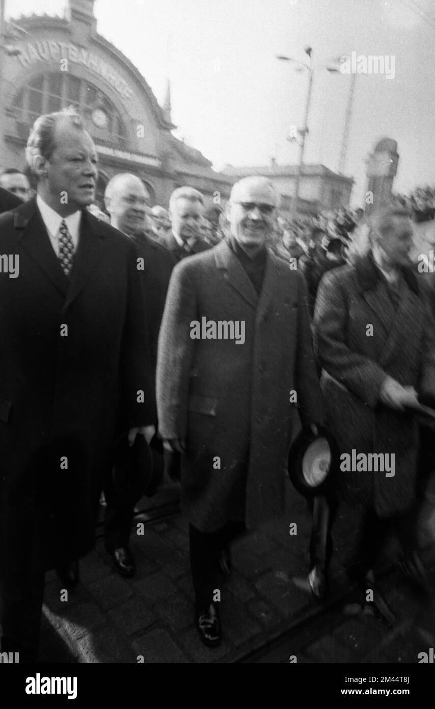 Das erste Treffen von Willy Brandt (Bundeskanzler der Bundesrepublik Deutschland) und Willi Stoph (Abgeordneter der DDR) am 19. Juli 1970 in Erfurt war von den Volksvertretern geprägt Stockfoto