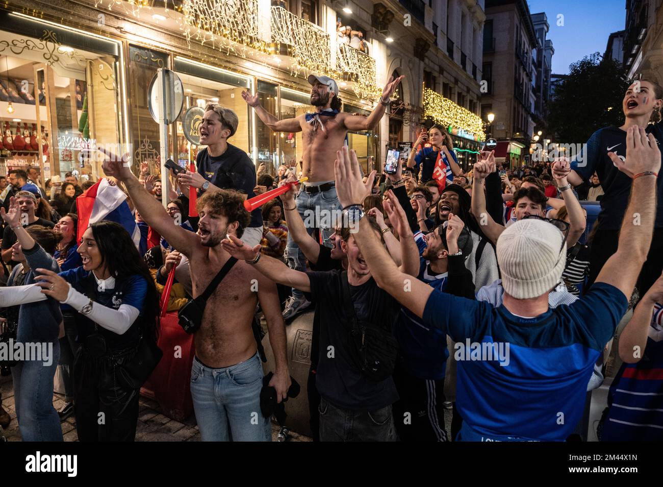 Madrid, Spanien. 18.. Dezember 2022. Französische Fans rufen argentinische Fans während des Finalspiels zwischen Argentinien und Frankreich an. Argentinien gewann die FIFA-Weltmeisterschaft Katar 2022 und übertraf Frankreich mit einem Spiel, das mit einem 3-3-fachen Unentschieden endete und nach Elfmetern (4-2) den Meisterschaftstitel gewann. Kredit: Marcos del Mazo/Alamy Live News Stockfoto