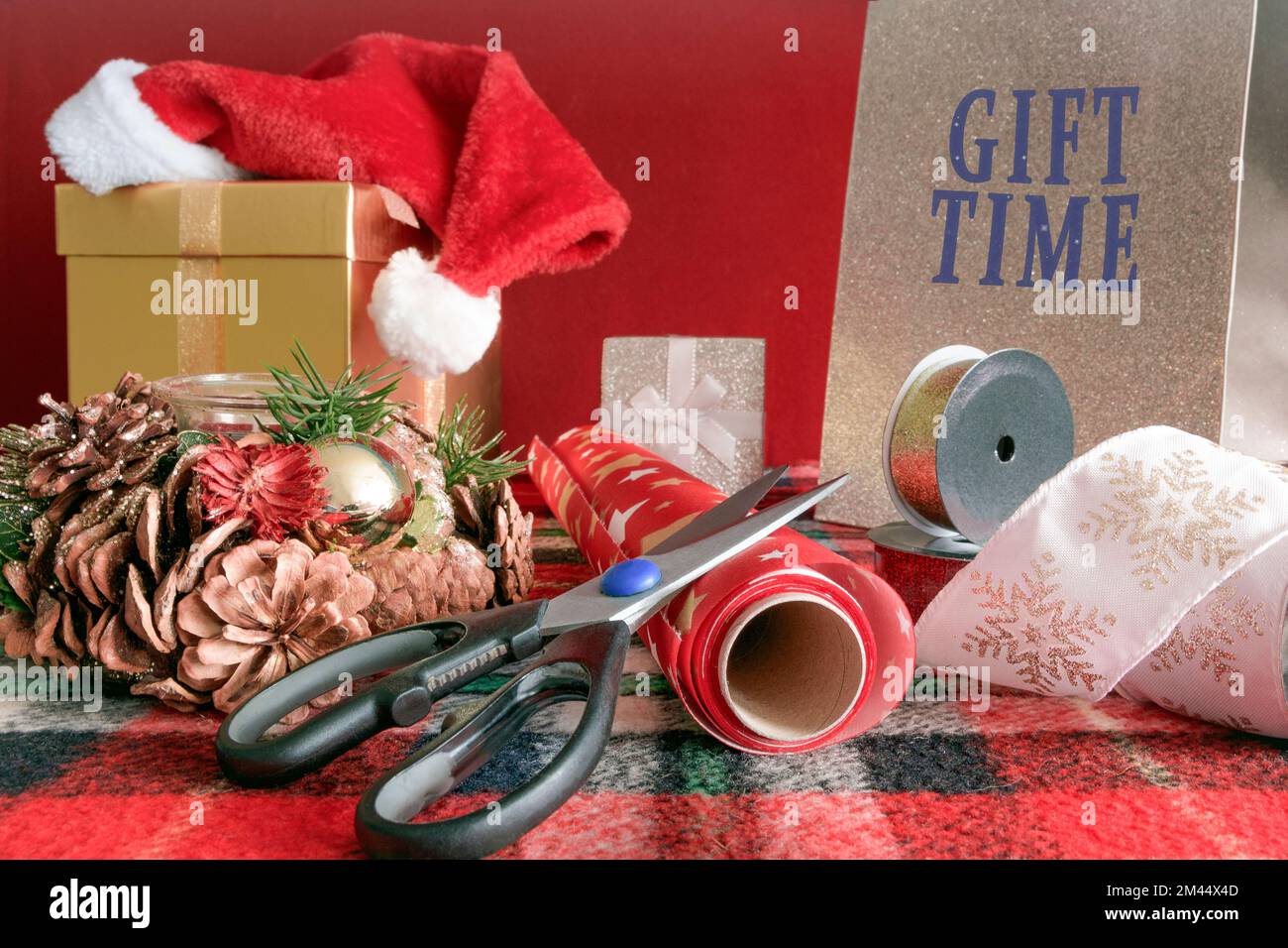 Geschenkschachteln, Geschenkpapier, schöne Taschen für Weihnachtsartikel  auf dem Tisch. Schere usw Stockfotografie - Alamy