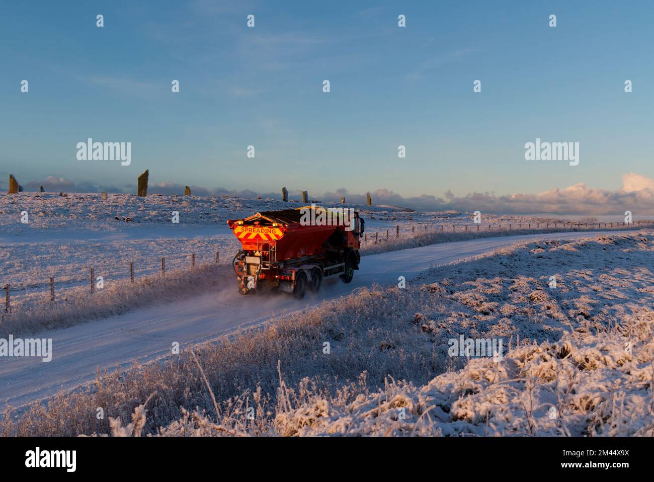 Gritter LKW auf der eisigen Straße, Schottland Stockfoto