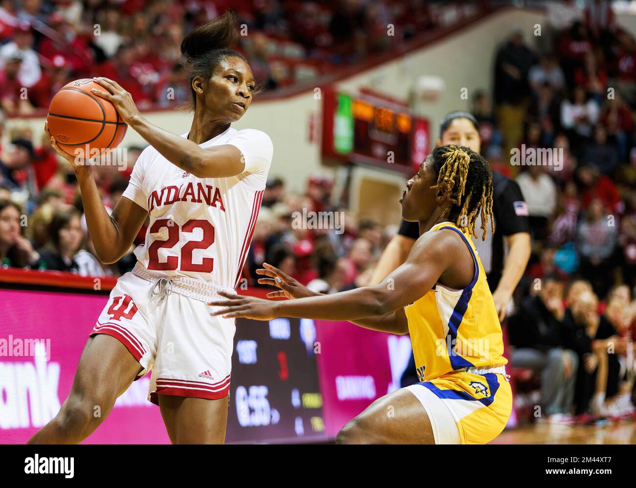 Bloomington, Usa. 18.. Dezember 2022. Indiana Hoosiers Guard Chloe Moore-McNeil (22) spielt während des NCAA-Frauenbasketballspiels in der Simon Skjodt Assembly Hall in Bloomington gegen Morehead State. IU schlägt Morehead State 87-24. Kredit: SOPA Images Limited/Alamy Live News Stockfoto