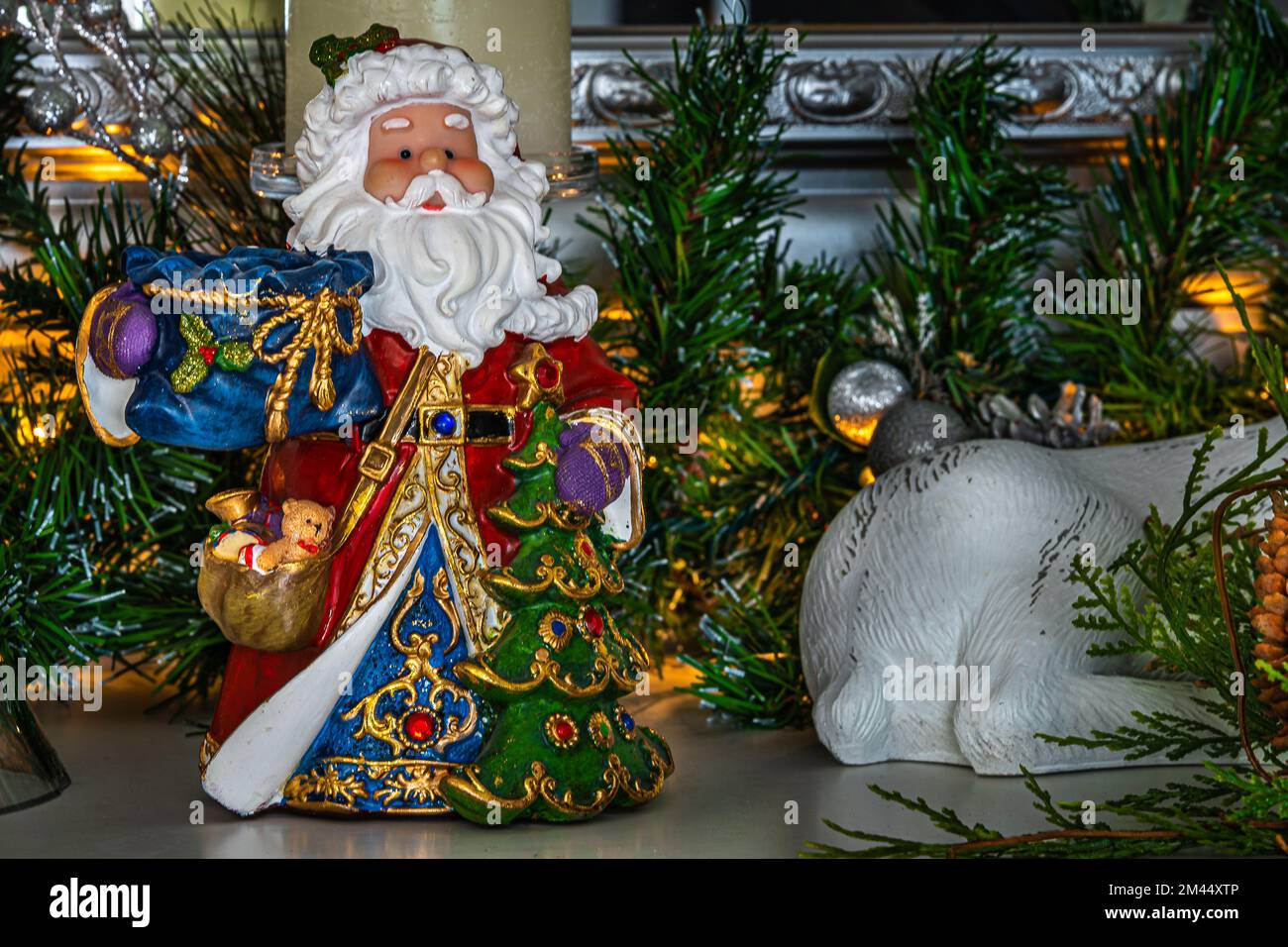 Weihnachtsdekorationen. Der Weihnachtsmann am Kamin und andere Weihnachtsdekorationen. Stockfoto