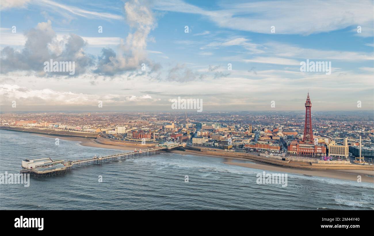 Blackpool Tower und Uferpromenade, Luftblick über das irische Meer mit Nordpier und Vergnügungsparkaden von Urlaubsziel Stockfoto
