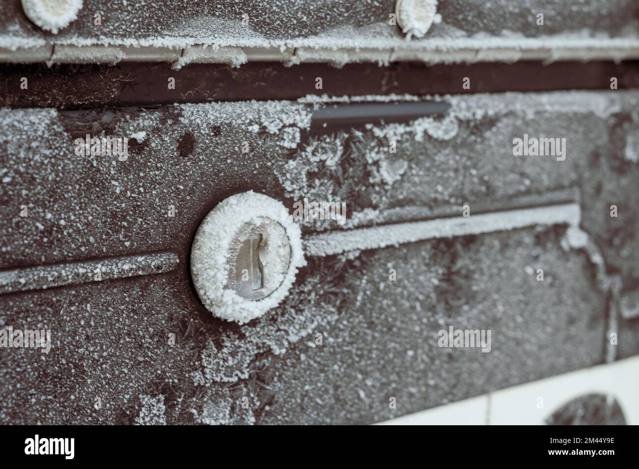 Gestautes und gefrorenes Schließfach mit Eiskristallen Stockfoto