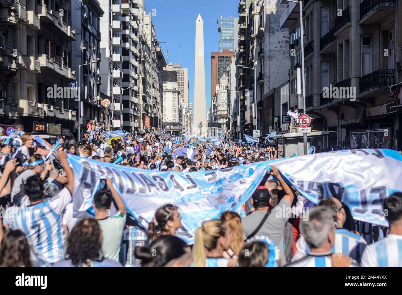 Argentinische Fans feiern in Buenos Aires ihr Team, das Frankreich bei der Weltmeisterschaft 2022 besiegt Stockfoto