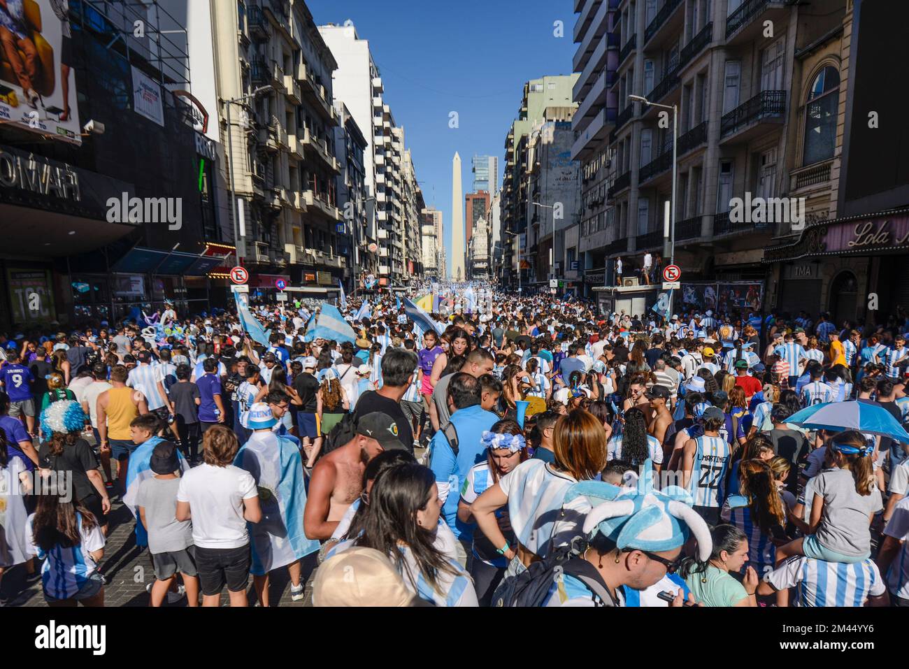 Argentinische Fans feiern in Buenos Aires ihr Team, das Frankreich bei der Weltmeisterschaft 2022 besiegt Stockfoto
