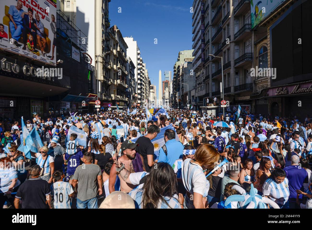 Argentinische Fans feiern in Buenos Aires ihr Team, das Frankreich bei der Weltmeisterschaft 2022 besiegt Stockfoto