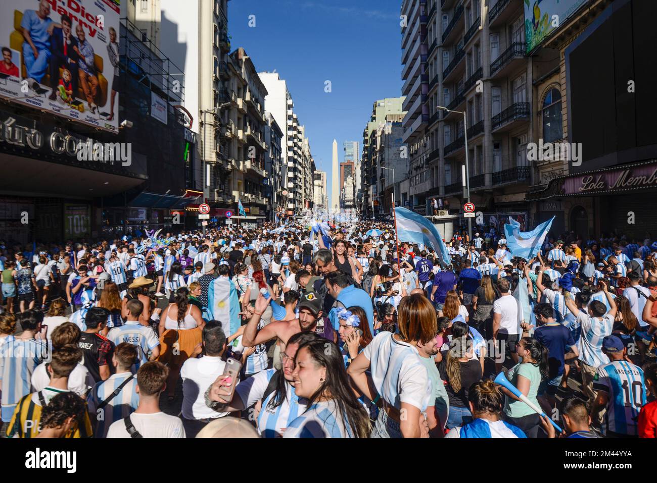 Argentinische Fans feiern in Buenos Aires ihr Team, das Frankreich bei der Weltmeisterschaft 2022 besiegt Stockfoto