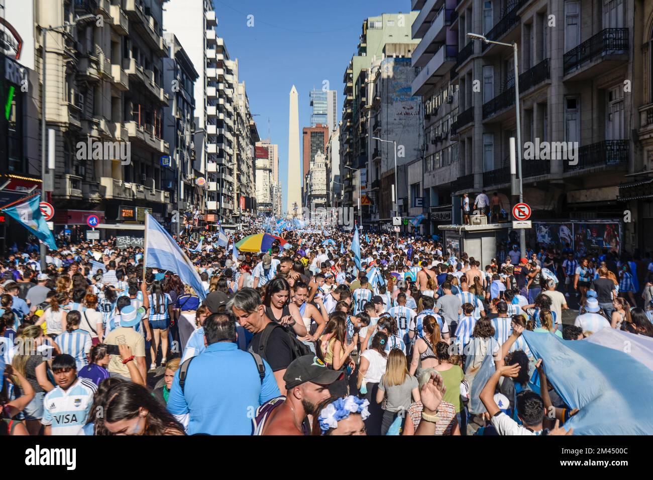 Argentinische Fans feiern in Buenos Aires ihr Team, das Frankreich bei der Weltmeisterschaft 2022 besiegt Stockfoto