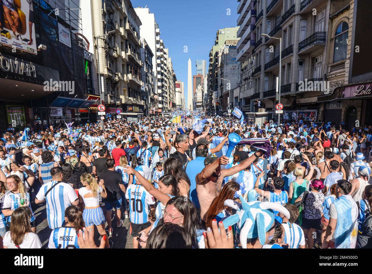 Argentinische Fans feiern in Buenos Aires ihr Team, das Frankreich bei der Weltmeisterschaft 2022 besiegt Stockfoto