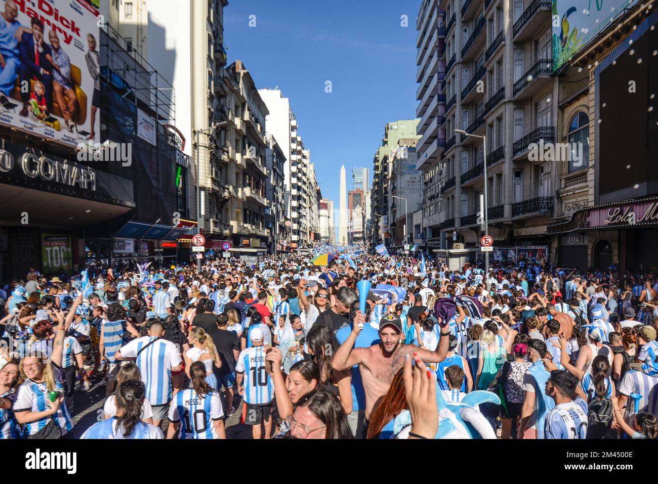 Argentinische Fans feiern in Buenos Aires ihr Team, das Frankreich bei der Weltmeisterschaft 2022 besiegt Stockfoto