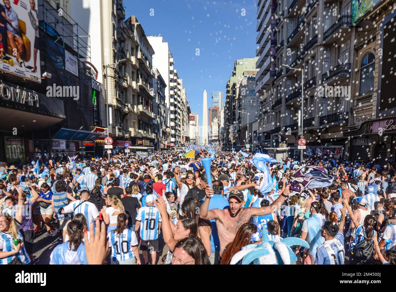 Argentinische Fans feiern in Buenos Aires ihr Team, das Frankreich bei der Weltmeisterschaft 2022 besiegt Stockfoto