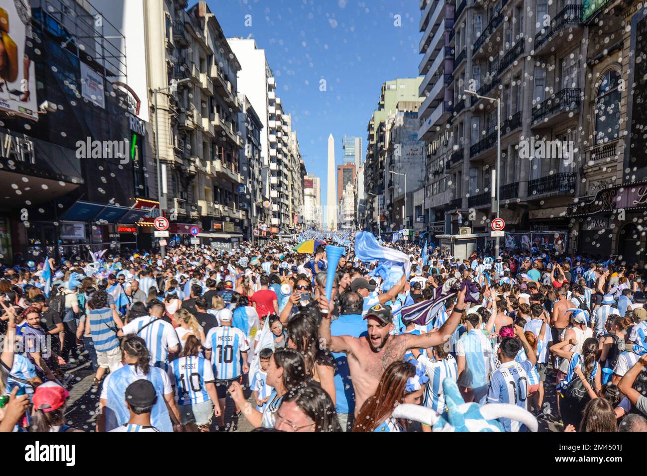 Argentinische Fans feiern in Buenos Aires ihr Team, das Frankreich bei der Weltmeisterschaft 2022 besiegt Stockfoto