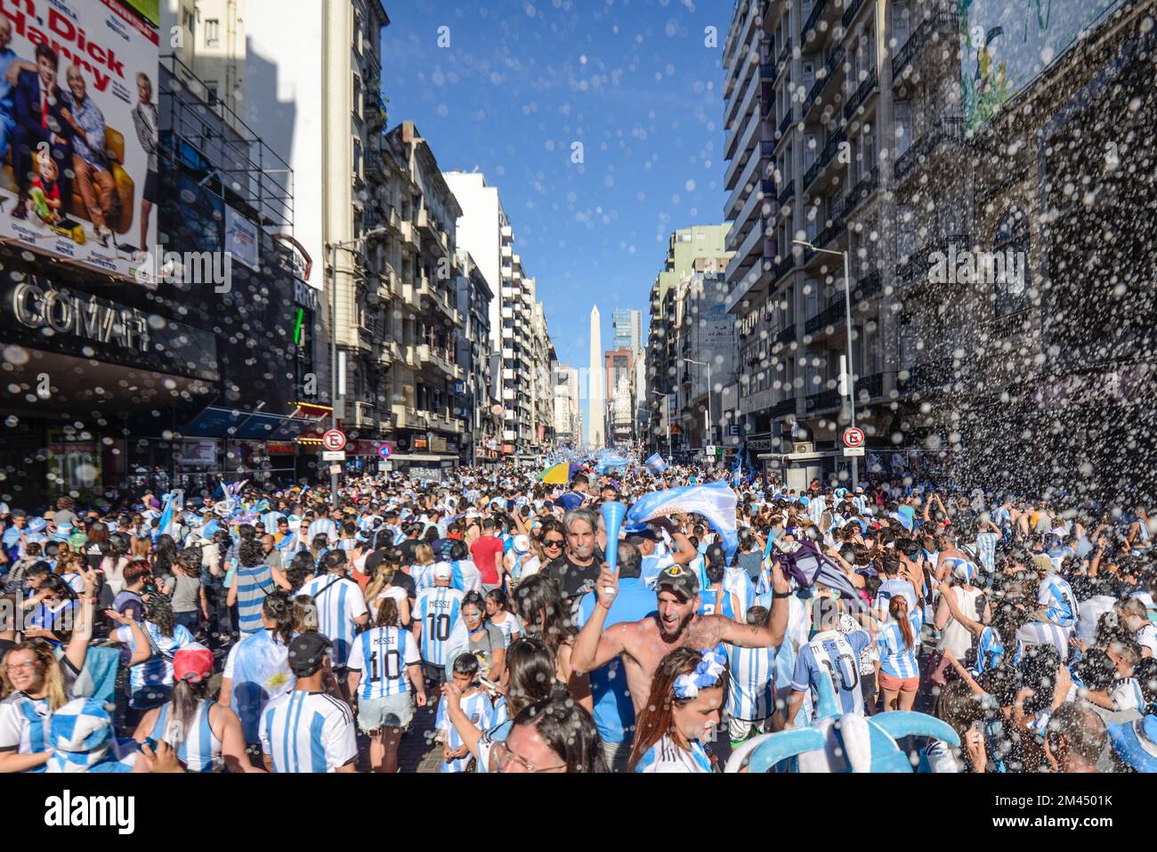 Argentinische Fans feiern in Buenos Aires ihr Team, das Frankreich bei der Weltmeisterschaft 2022 besiegt Stockfoto