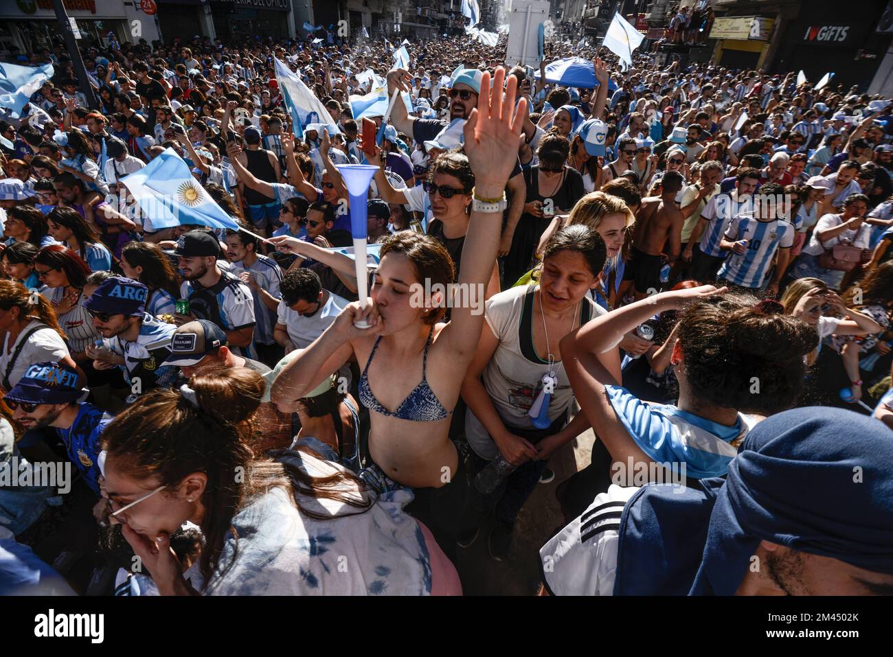 Argentinische Fans feiern in Buenos Aires ihr Team, das Frankreich bei der Weltmeisterschaft 2022 besiegt Stockfoto