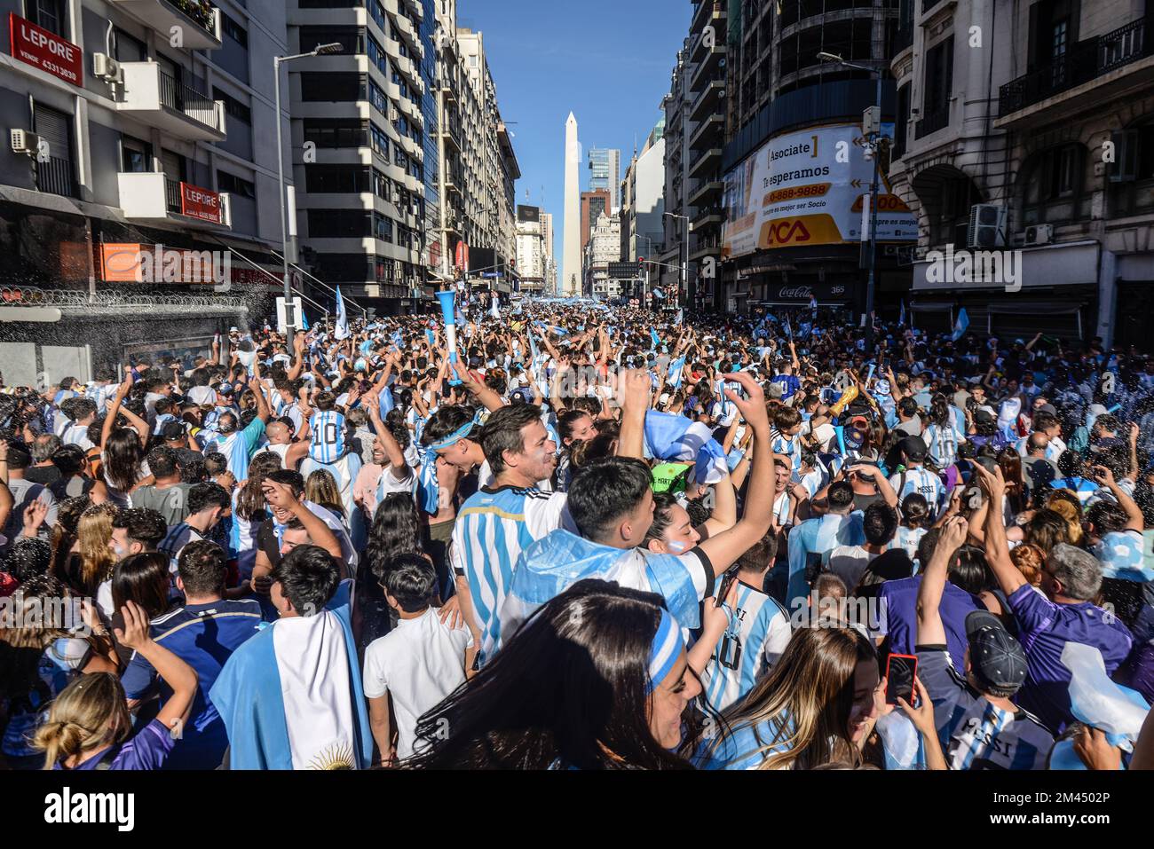 Argentinische Fans feiern in Buenos Aires ihr Team, das Frankreich bei der Weltmeisterschaft 2022 besiegt Stockfoto