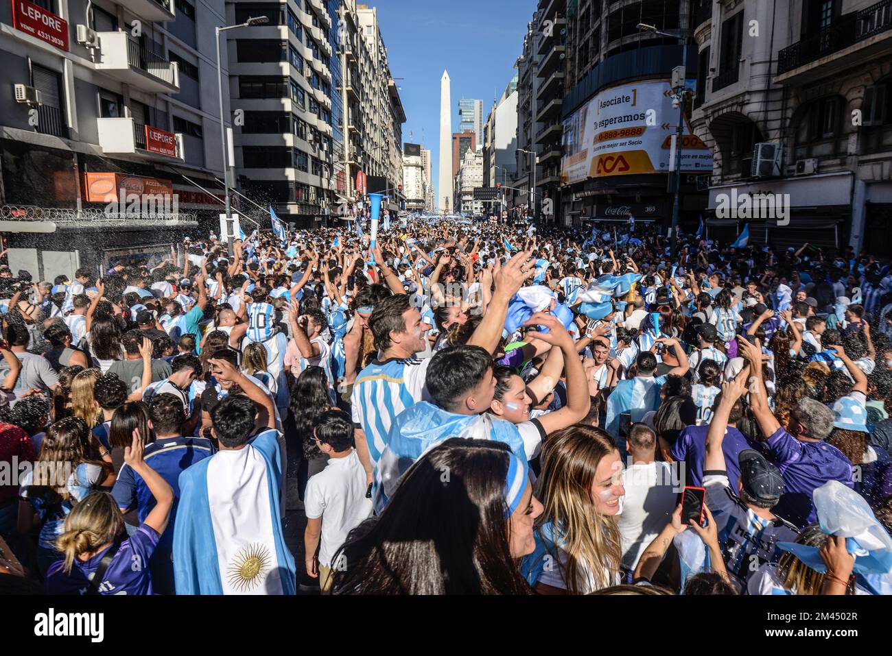 Argentinische Fans feiern in Buenos Aires ihr Team, das Frankreich bei der Weltmeisterschaft 2022 besiegt Stockfoto