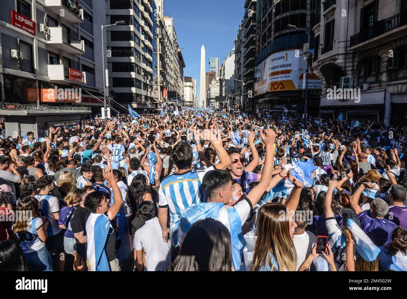 Argentinische Fans feiern in Buenos Aires ihr Team, das Frankreich bei der Weltmeisterschaft 2022 besiegt Stockfoto