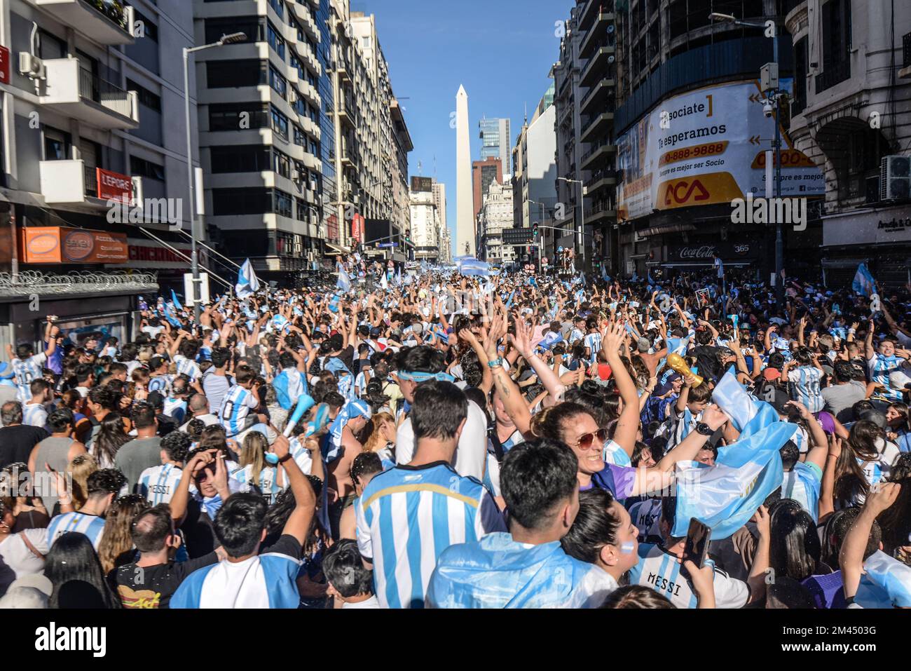 Argentinische Fans feiern in Buenos Aires ihr Team, das Frankreich bei der Weltmeisterschaft 2022 besiegt Stockfoto