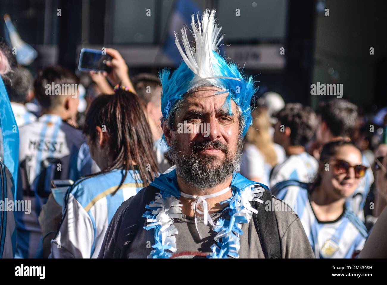 Argentinische Fans feiern in Buenos Aires ihr Team, das Frankreich bei der Weltmeisterschaft 2022 besiegt Stockfoto