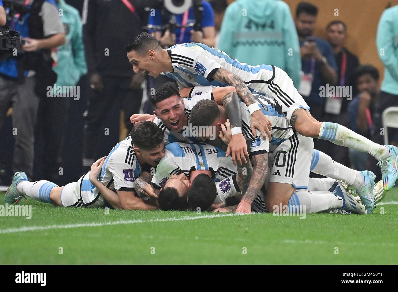 Lusail, Katar, 18/12/2022, Goaljubel Lionel MESSI (ARG) nach dem Tor zu 1-0 über Elfmeter, Elfmeterball mit ALVAREZ Julian (ARG, li), DE PAUL Rodrigo (ARG), FERNANDEZ Enzo (ARG), MAC ALLISTER Alexis (ARG) und DI MARIA Angel (ARG ). Jubel, Freude, Enthusiasmus, Action. Game 64, FINALE Argentinien - Frankreich 4-2 ne (3-3) am 18.. Dezember 2022, Lusail Stadium Fußball-Weltmeisterschaft 20122 in Katar ab November 20.. - 18.12.2022? Stockfoto